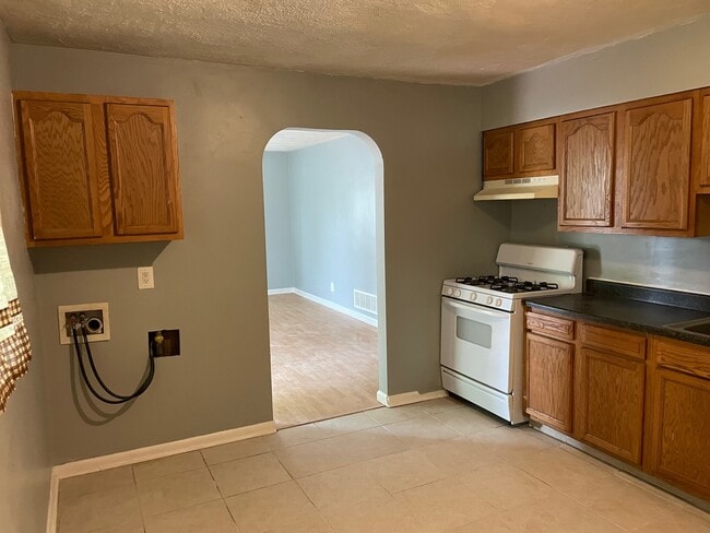 Building Photo - 13100 Meadowlawn Dr