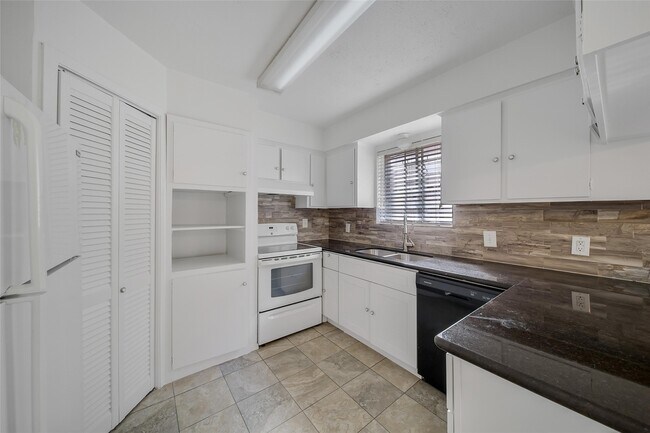 Building Photo - 1403 Blalock Rd