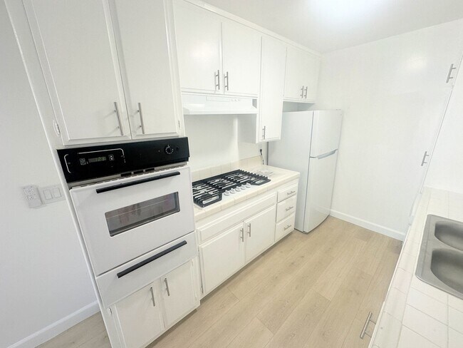 Building Photo - 3 PEAT - Huge, spacious, enormous - 2BD/2BA with parking. Chatsworth Adjacent!
