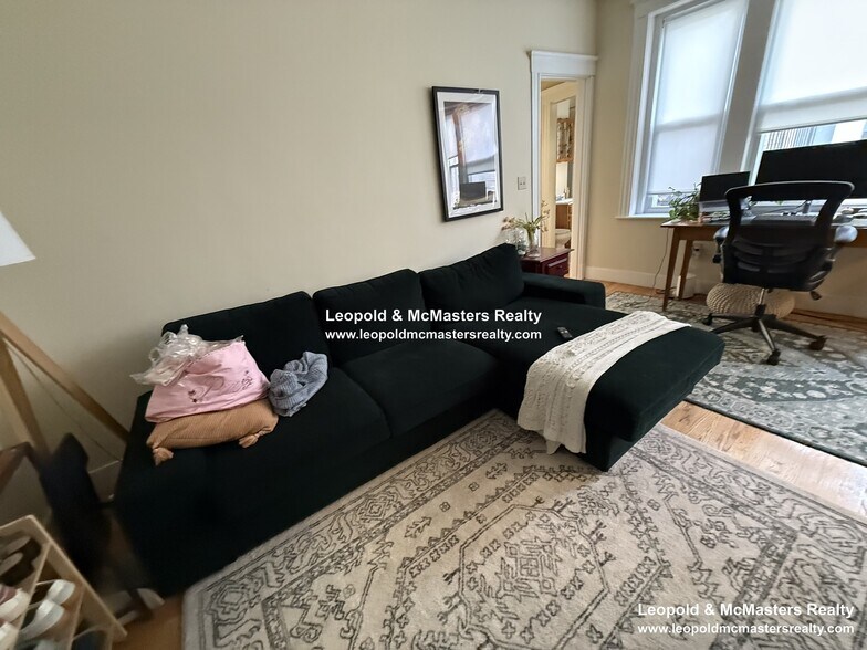 Building Photo - 164 Kelton St