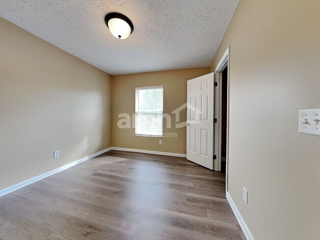 Building Photo - 9865 Whispering Pine Dr