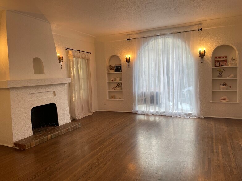 Living room - 616 Magnolia Ave
