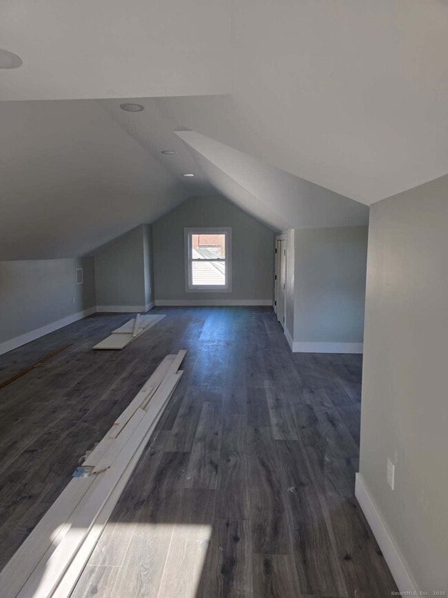 Building Photo - 281 Pequot Ave