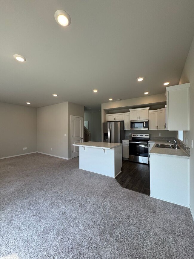 Building Photo - HUGE NEW PET FRIENDLY