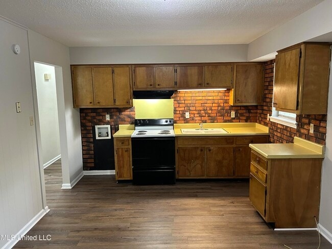 Building Photo - 8105 Elmbrook Dr