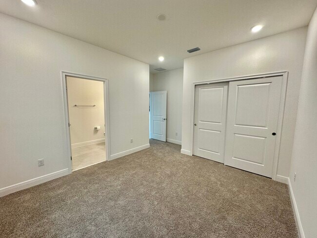 Building Photo - 4874 Shady Pnes Dr