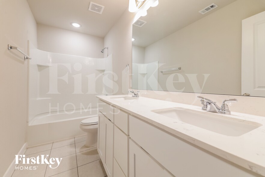 Building Photo - 324 Nima Ln