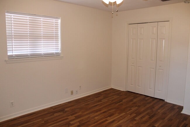 Building Photo - 1610 Christine Rd