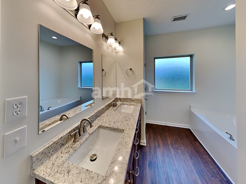 Building Photo - 3331 Foxside Ln