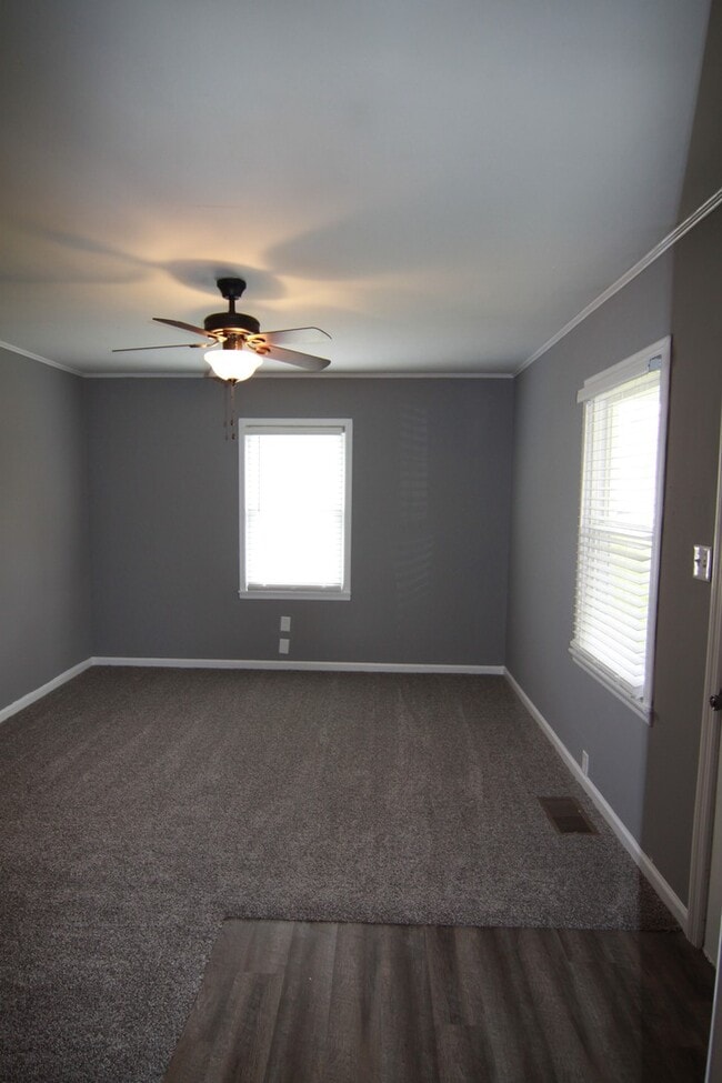 Building Photo - 2 Bedroom Pet Friendly Home For Rent!