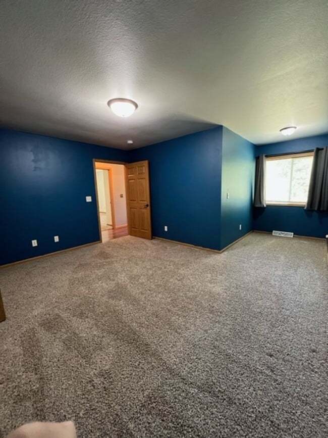 Building Photo - BEAUTIFUL & SPACIOUS 4 BEDROOM/2.5 BATH DU...
