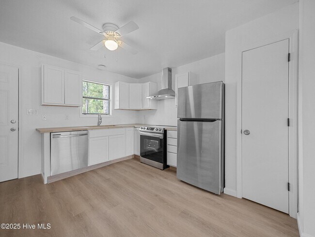 Building Photo - 110 Ravenwood Dr