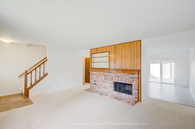 Building Photo - Evolve Real Estate: Spacious 3-Bed, 4-Bath...