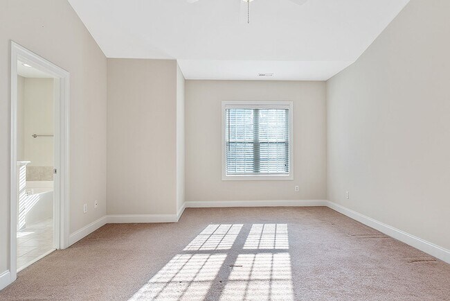 Building Photo - 3 Bed, 2.5 Bath Townhome in the heart of D...