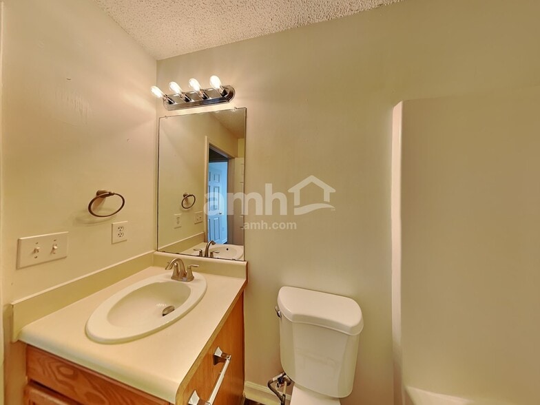 Building Photo - 1003 Glen Hollow Dr