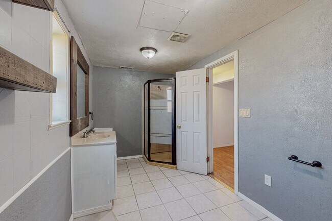 Building Photo - North Valley 4 Bedroom 2 Bath *Move-in Special* $1000 off 1st month rent if you sign by 11/30/25