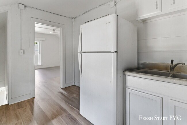 Building Photo - Bright and newly renovated apartment (2 Be...