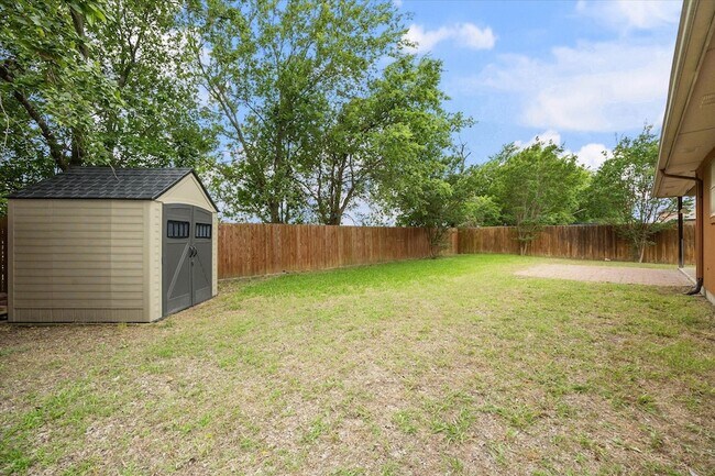 Building Photo - 2701 Redwood St