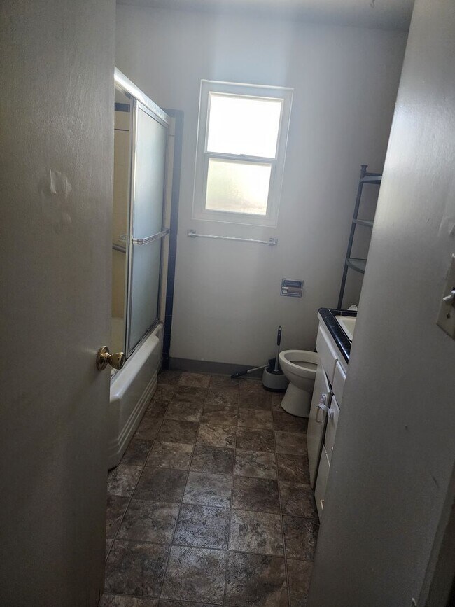 Building Photo - D821-823BA