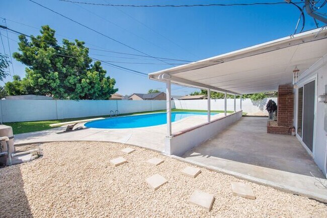 Building Photo - Completely Remodeld W/ Swimming Pool!