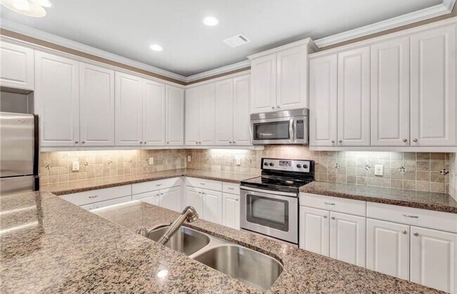 Building Photo - College Station - 3 bedroom / 3 bath Townh...