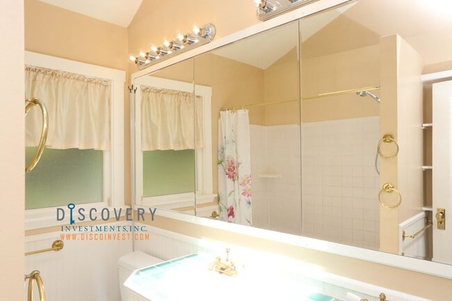 Building Photo - Piedmont Home with Bedroom Suite and Enclosed Yard