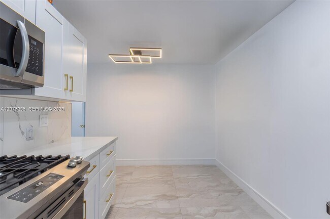 Building Photo - 233 W 39th Pl