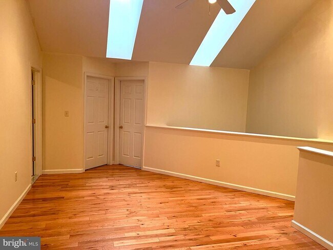 Building Photo - 2037 Powell Dr