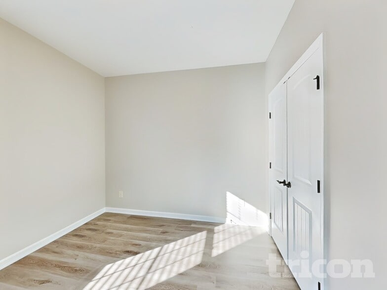 Building Photo - 1862 Camelot Dr