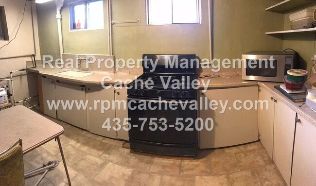 Building Photo - Great 5 bedrooms and 3 baths home Close to...