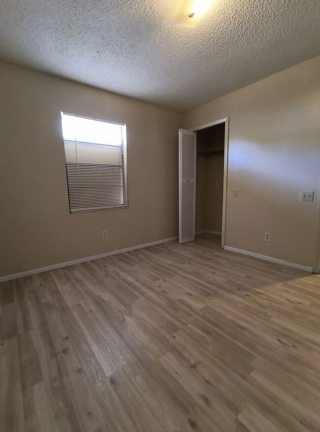 Building Photo - Spacious 3-Bedroom  2 Bathroom Apartment f...