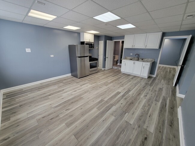 Building Photo - 6222 W Addison St