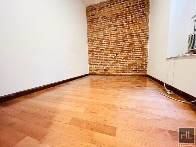 Building Photo - Your 3 Bedroom Apartment W/ Exposed Brick ...