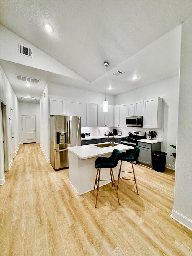 Building Photo - 5306 Ridgeway Dr