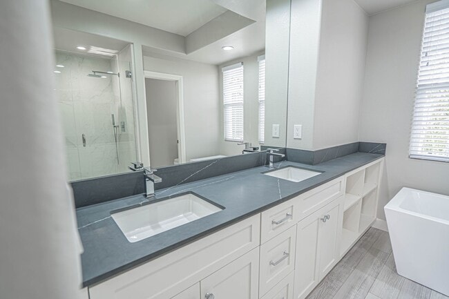 Building Photo - Woodland 3 Bedroom Home for Rent in Valencia!