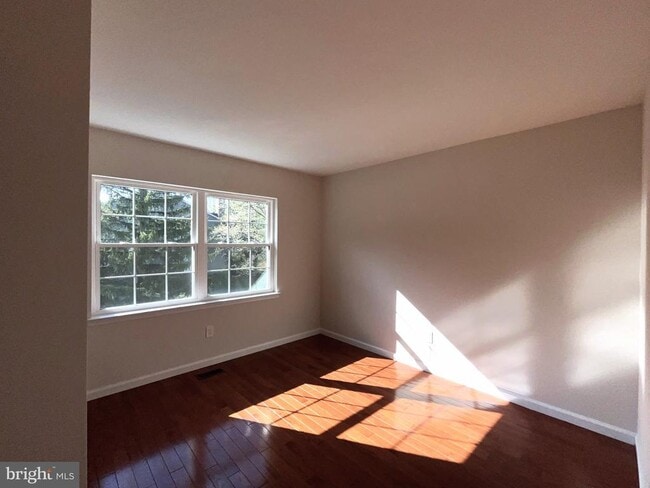 Building Photo - 40 Roxbury Ct