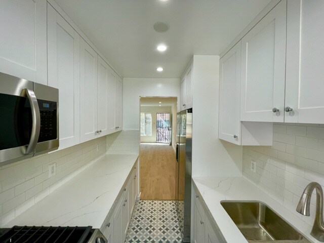 Building Photo - 2140 Beachwood Dr