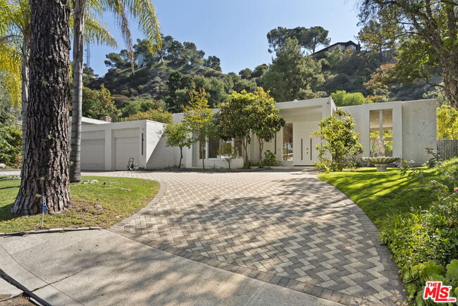 Building Photo - 1860 Loma Vista Dr