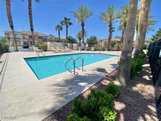 Building Photo - 3400 Cabana Dr