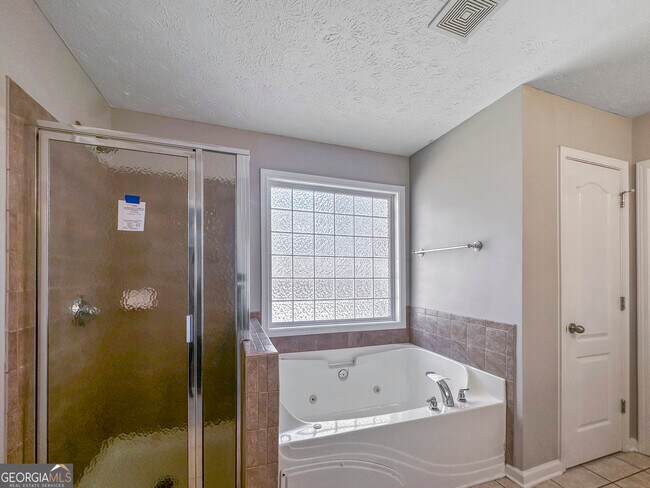 Building Photo - 806 Lilac Ln