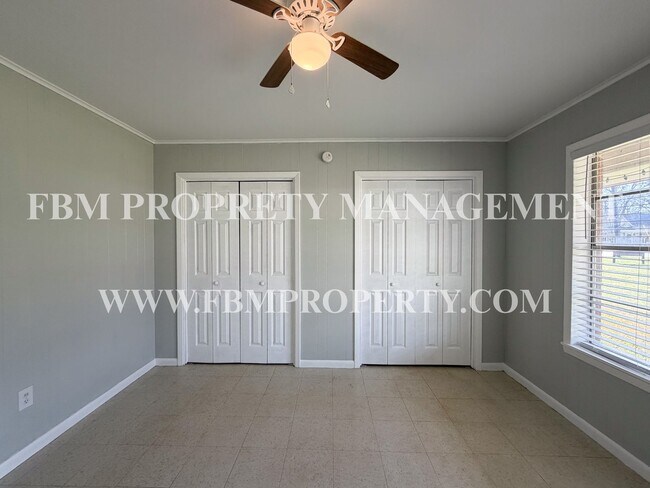 Building Photo - 300 E San Saba Ave