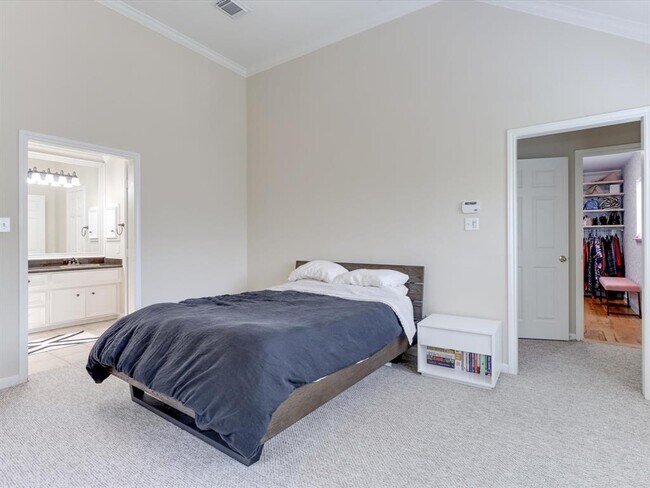 Building Photo - 1706 Tuam St