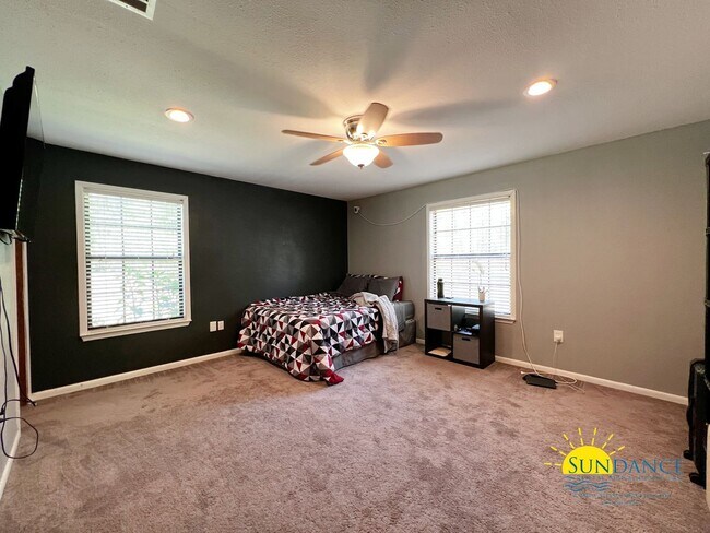 Building Photo - Charming 3 Bedroom Home with Pool, RV/Boat...