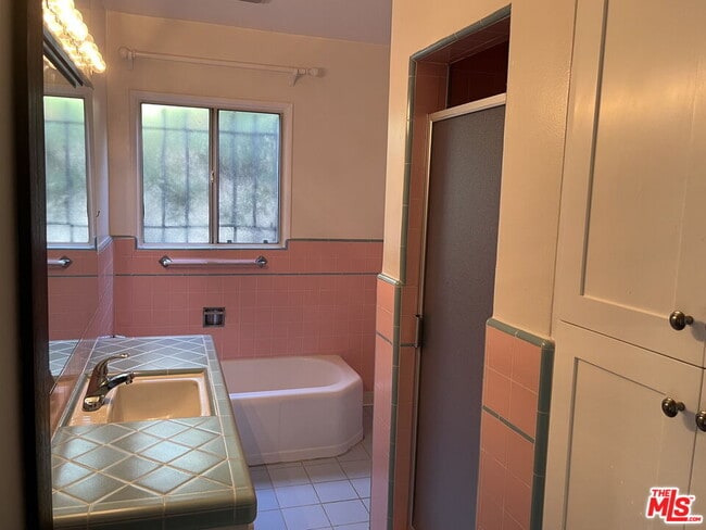 Building Photo - 622 N Formosa Ave