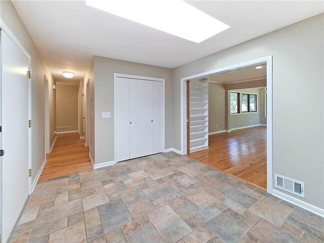 Building Photo - 1273 Murdock Rd