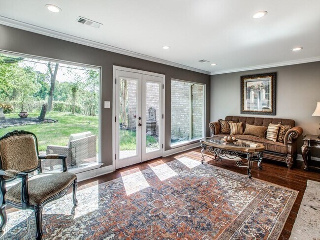 Building Photo - 211 Briarpark Dr