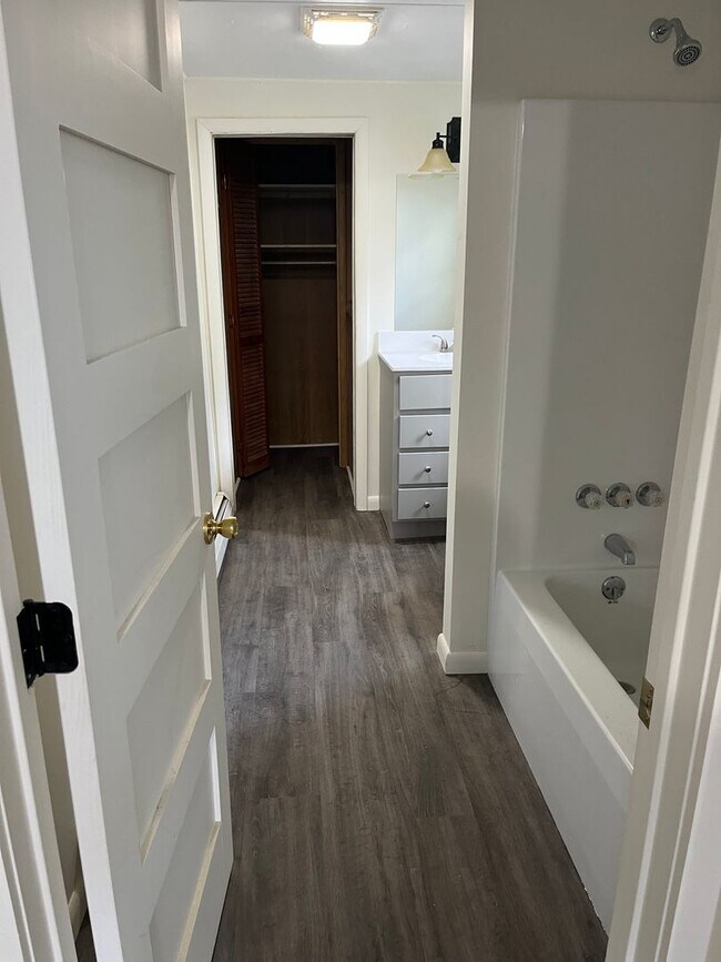 Building Photo - Newly Remodeled Single Family Home - Howar...