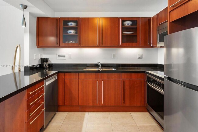 Building Photo - 2301 Collins Ave