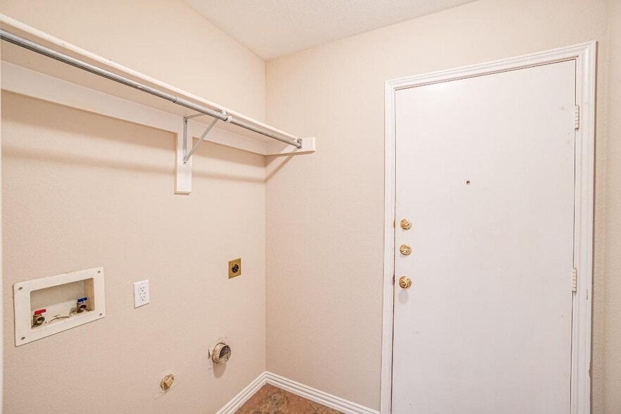Building Photo - 9142 Crenshaw Ln