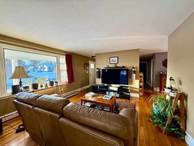 Building Photo - 12 Holiday Dr